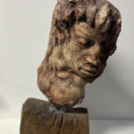 scultura di Franco Molteni, in gesso e base in legno, dimensioni 47x31x16