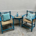 Grazioso set completo di due sedie e il tavolino, seduta in paglia, colore blu petrolio