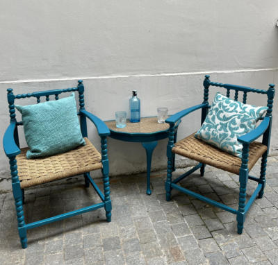 Grazioso set completo di due sedie e il tavolino, seduta in paglia, colore blu petrolio